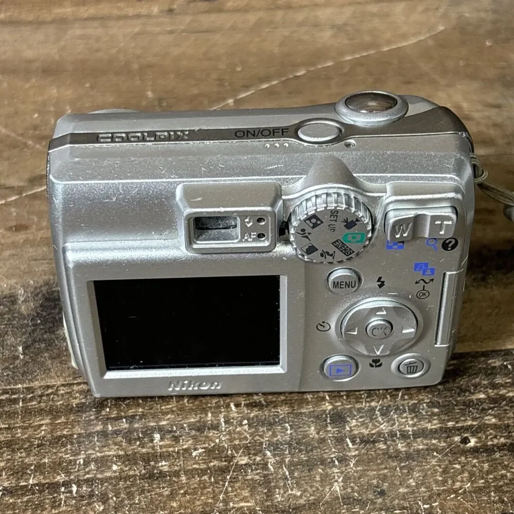 Nikon COOLPIX 5600 5.1 MP Digital Camera Silver For Parts Or Repair w Samsonite